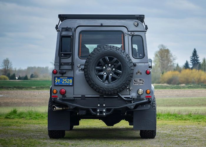 Restomod Land Rover Defender D110 mendapat sejumlah part off-road