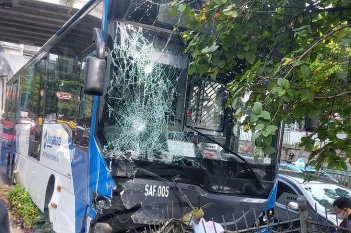 Lagi kecelakaan transjakarta di Jalan Raden Inten, Jakarta Timur