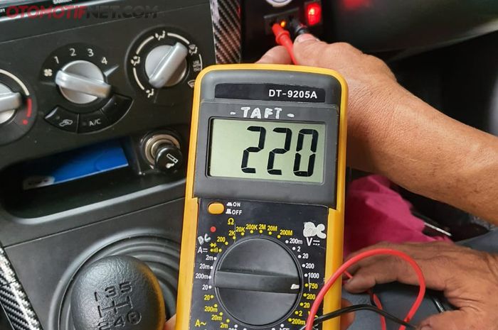 Inverter buat mobil saat diukur tegangannya, terbaca pure 220 Volt
