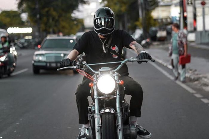 dr. Tirta riding dengan Honda CB550 miliknya.