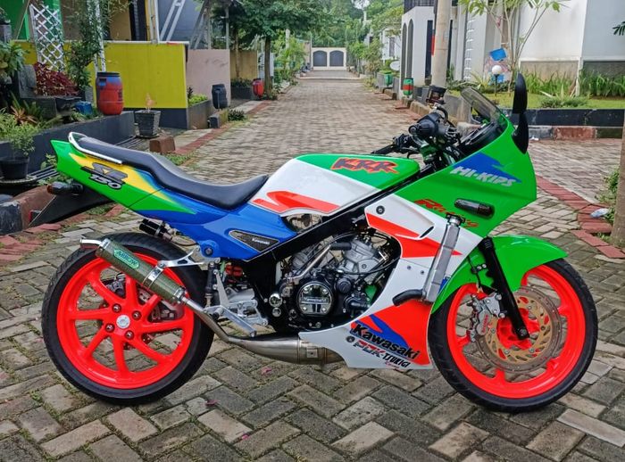 Modifikasi Kawasaki Ninja R lawas bertampang SSR Thailand kece dikombo part branded.