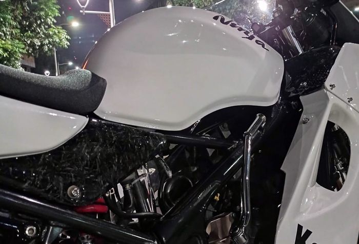 Bodi Kawasaki Ninja RR repaint putih plus sentuhan karbon kevlar
