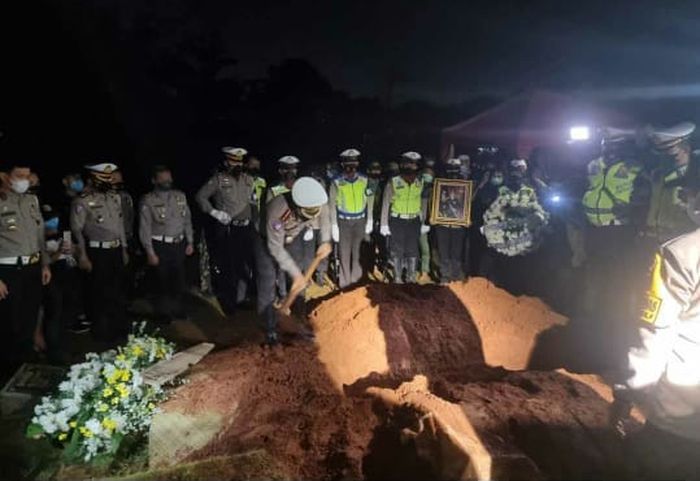 Direktur Lalu Lintas Polda Metro Jaya di pemakaman alm Iptu Dwi Setiawan