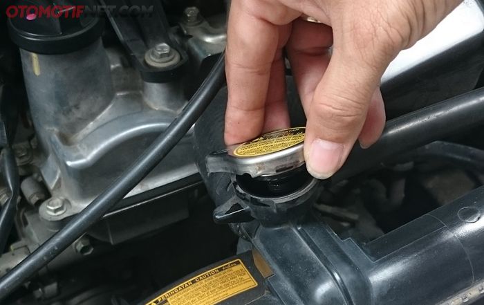 Cek air radiator di mobil diesel atau bensin (foto ilustrasi)