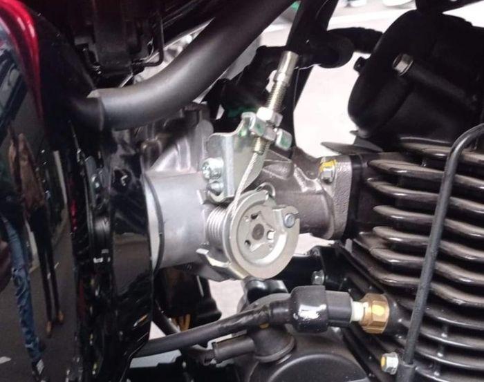 Terlihat ada throttle body bertengger di mesin Kawasaki W175, bukan karburator