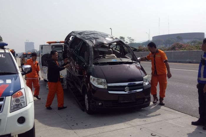 Kecelakaan tunggal melibatkan Suzuki APV di Tol Jagorawi arah Jakarta, Minggu (15/9/2019).