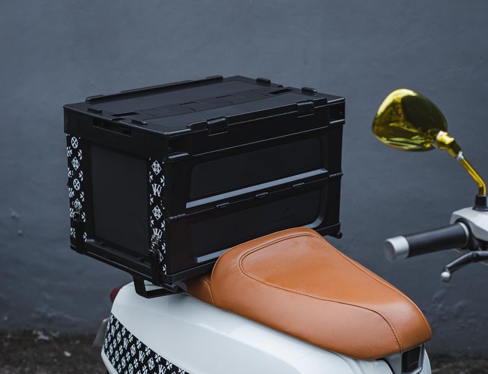 Jok Lambretta V200 dibuat ulang agar dapat memuat boks di belakang