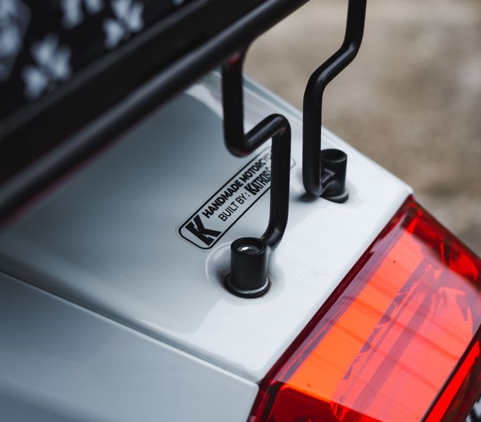 Dudukan rak belakang salah satunya di dua baut buritan Lambretta V200 ini