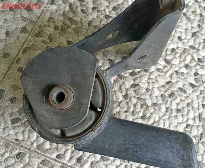 Engine mounting tengah
