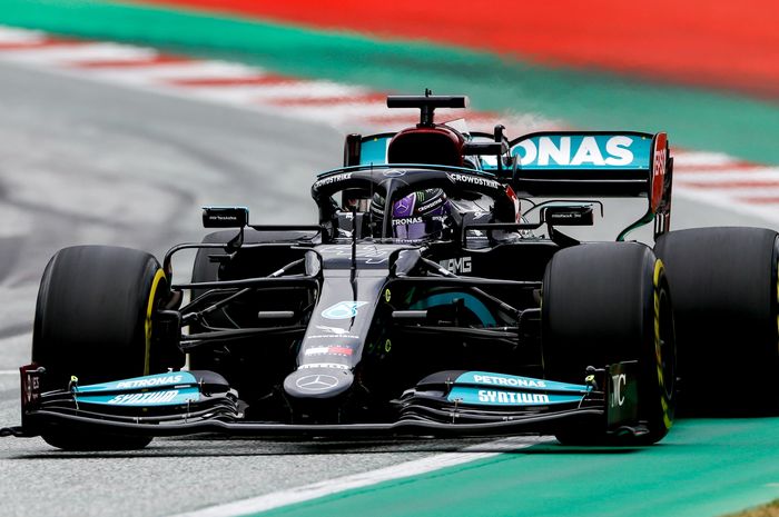 Lewis Hamilton bertahan di Mercedes