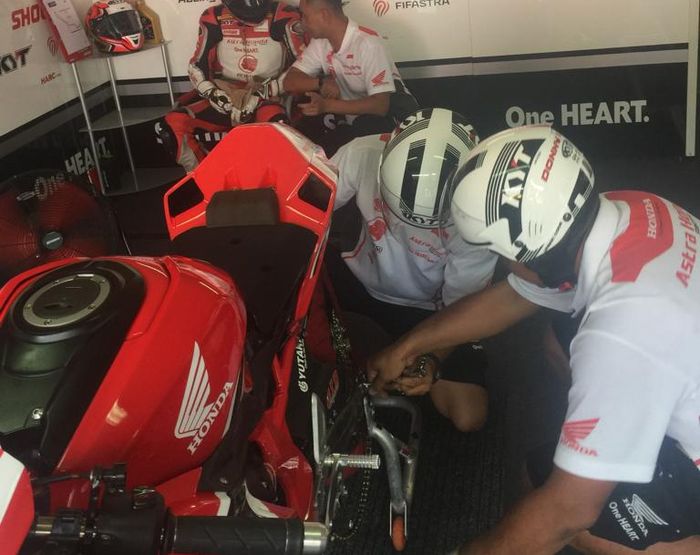 Kru Astra Honda Racing Team gunakan helm KYT