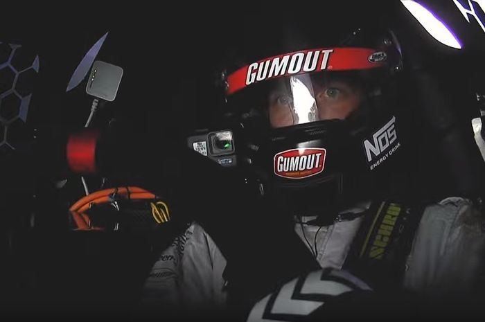 Manusia mencoba melawan kemampuan robot