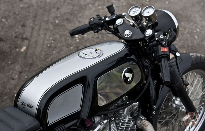 Tangki yang panjang khas motor-motor Inggris lansiran lawas