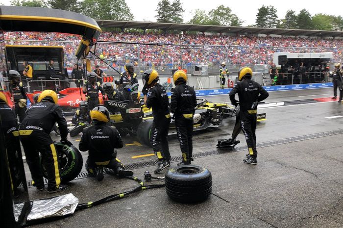 Nico Hulkenberg usai menjalani pit stop di F1 Jerman, saat keluar ada Charles Leclerc lewat 