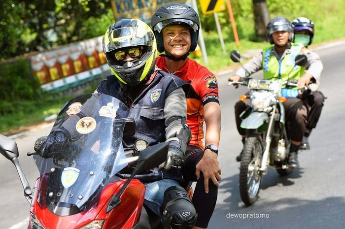 Anggota MARS memboncengi Ganjar Pranowo, Gubernur Jawa Tengah saat menjadi marshall di acara Tour de