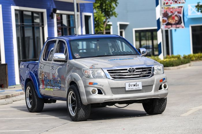 Bukan cuma tampang, kabin Toyota Hilux ini juga dibuat racing