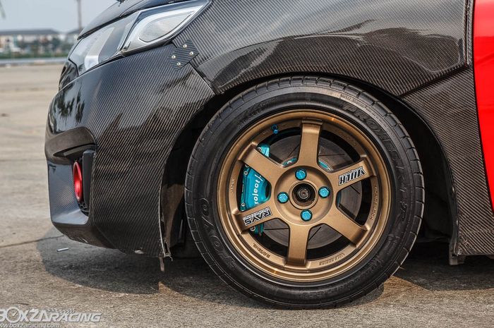 Honda Jazz GK5 racing ditopang pelek Volk Rays TE37 15 inci