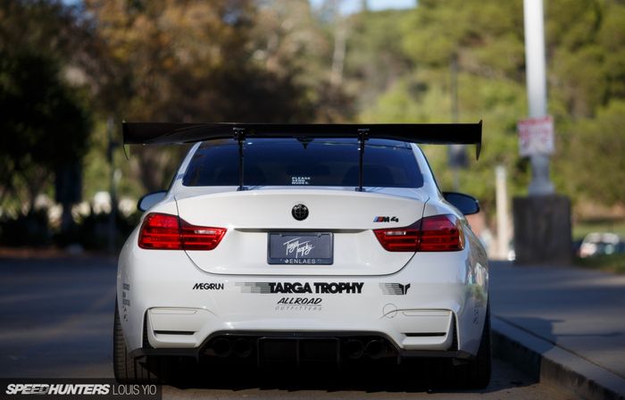 Tampilan belakang modifikasi BMW M4 tampil agresif kental nuansa balap