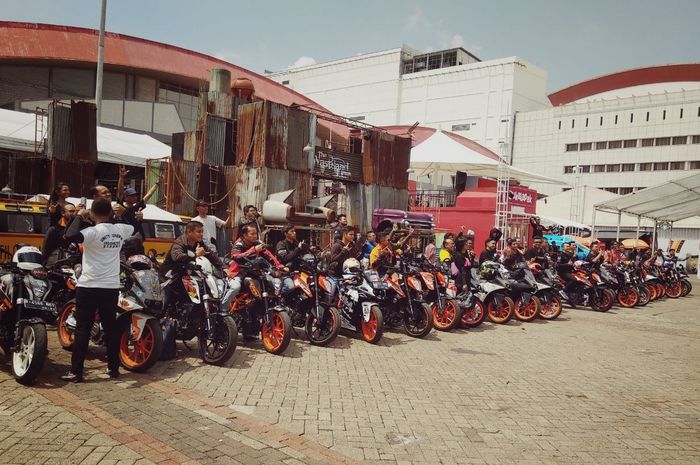 Lebih dari 100 peserta yang mengikuti acara Orange Ride dari KTM kali ini