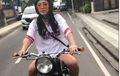 Bikin Gak Ngedip, Video Cewek Cakep Happy Naik BMW Jadul Di Bali