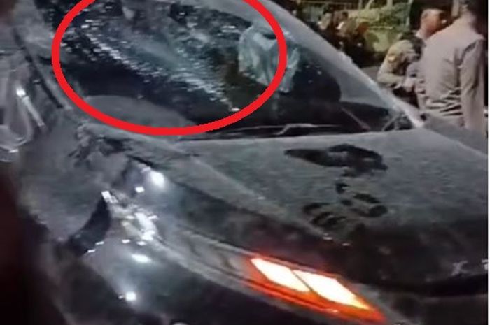 Mitsubishi Xpander dirusak terduga oknum juru parkir di kota Samarinda, Kalimantan Timur hingga kaca depan pecah