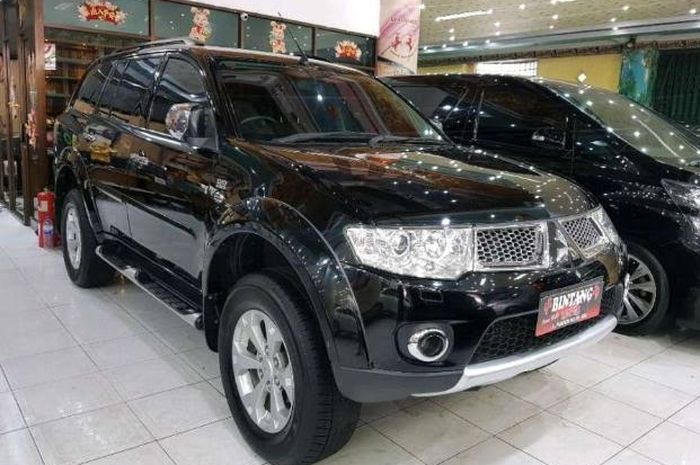 Ikustrasi Mitsubishi Pajero Sport di showroom mobil bekas