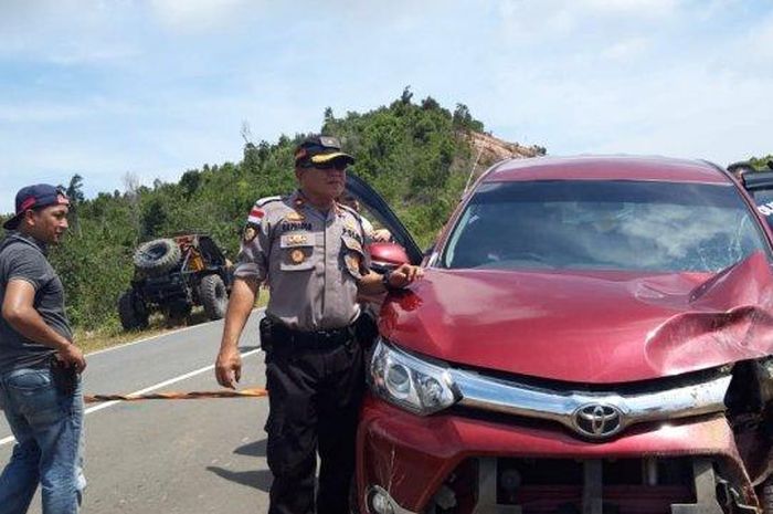 Toyota Avanza sesudah dievakuasi dari dasar jurang di Batam