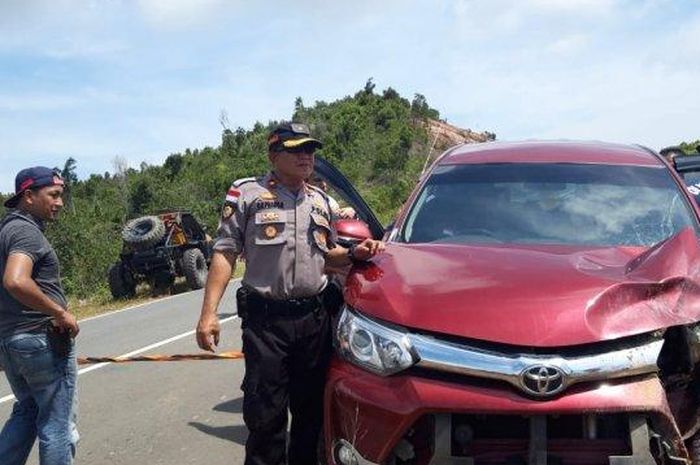 Toyota Avanza sesudah dievakuasi dari dasar jurang di Batam