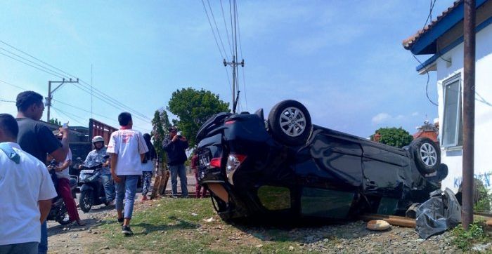 Toyota Avanza kondisinya terbalik dan ringsek tersambar kereta api di Demak, Jawa Tengah