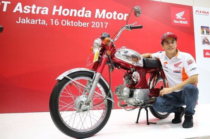 Marc Marquez berfoto dengan Honda S90Z