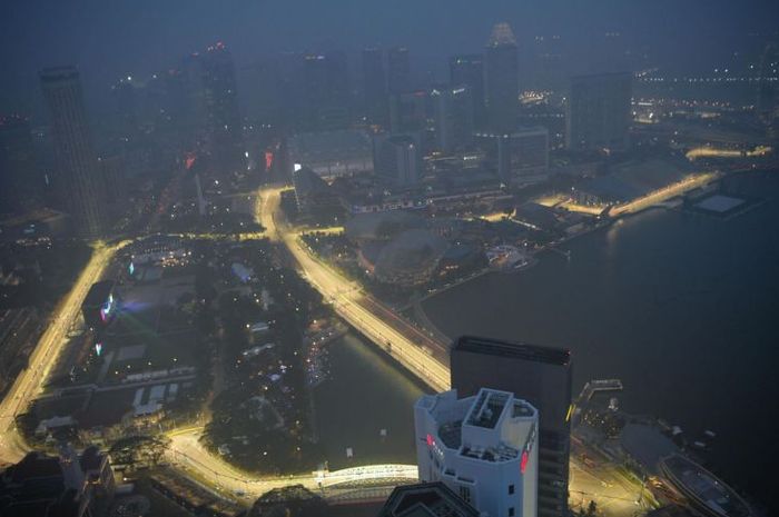 Suasana sirkuit Marina Bay pada Rabu malam (18/9) menjelang digelarnya F1 Singapura