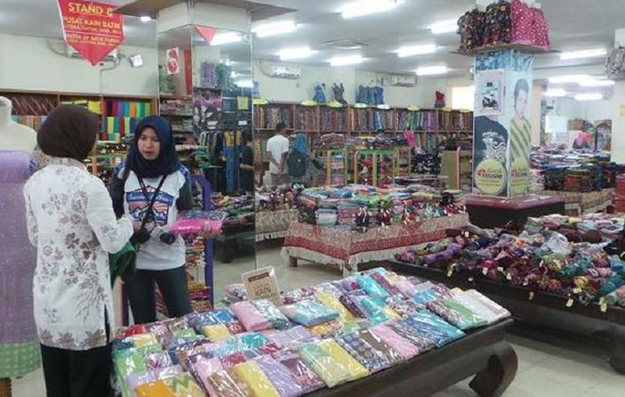 Wisatawan yang tengah berbelanja di salah satu gerai di Kampung Trusmi, Cirebon