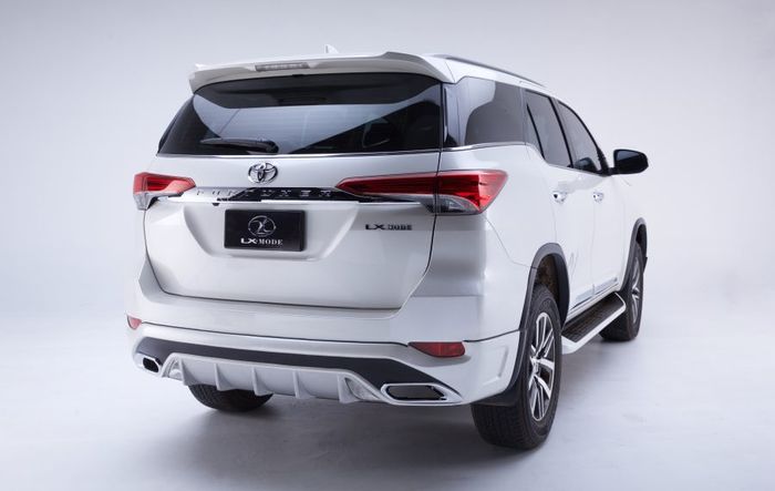 Tampilan belakang modifikasi Toyota Fortuner pakai body kit LX Mode