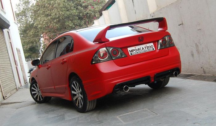Tampilan belakang Honda Civic racing look