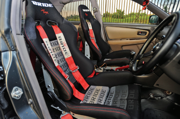 interior khas drift car dengan dihiasi hand brake custom hidraulis