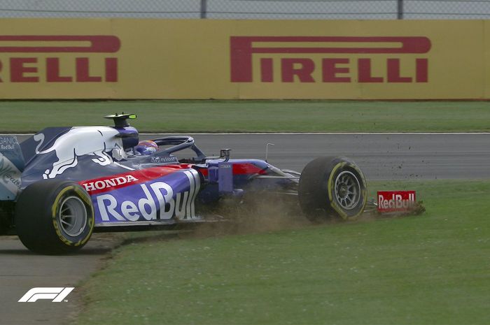 Pembalap tim Toro Rosso, Alexander Albon, tergelincir di tikungan 6 sirkuit Silverstone saat latihan F1 Inggris