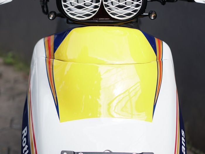 Bekas lampu depan Kymco Trend diberi cover dari fiber