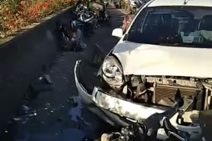 Foto kondisi mobil Nissan March yang hancur di bagian depan usai menabrak motor di flyover Pesing, Jakarta Barat tersebar luas.