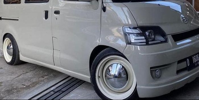 Daihatsu Gran Max pakai pelek custom lebar 8-9 inchi dengan dop VW berlapis krom dengan air suspension