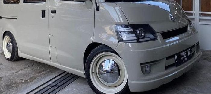 Daihatsu Gran Max pakai pelek custom lebar 8-9 inchi dengan dop VW berlapis krom