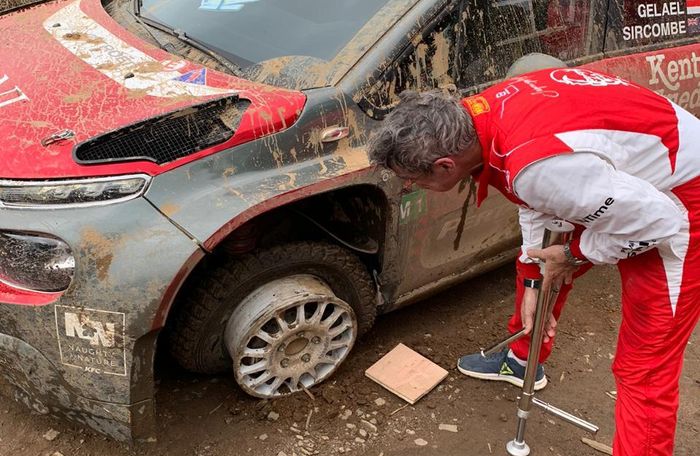 Roda mobil Citroen C3 R5 milik Sean Gelael mengalami kerusakan di Ss3 Danau Toba Rally 2019