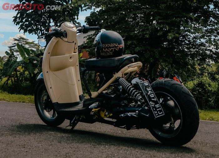 Honda Scoopy dirombak ala Honda Ruckus garapan Rainbow Moto Builder. 