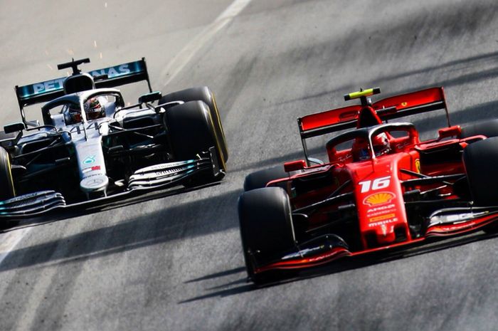 Mobil Mercedes andalan Lewis Hamilton kalah cepat dari mobil Ferrari milik Charles Leclerc di F1 Italia