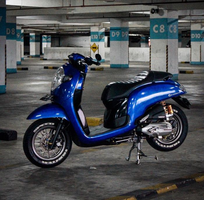 Honda Scoopy pakai pelek V-Rossi, kaki-kaki jadi kelihatan makin sporty.