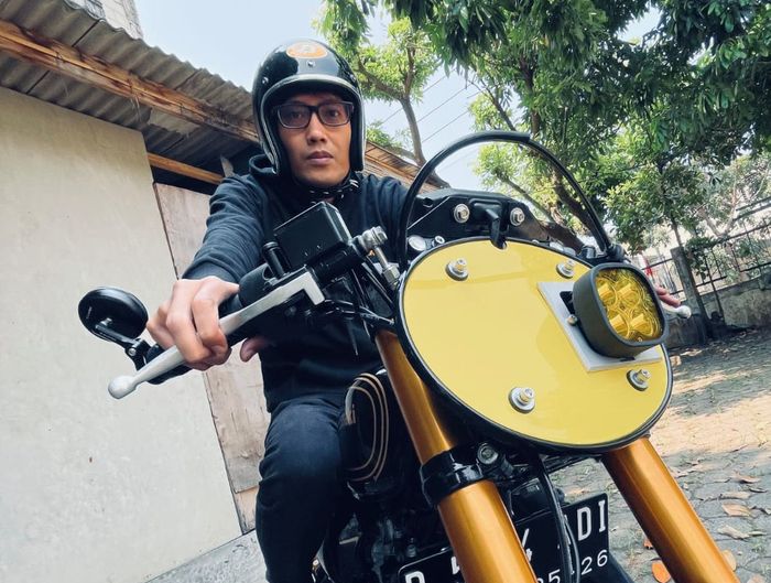 Agus Artemis, trader sekaligus founder dari salah satu komunitas yang fokus mengedukasi cryptocurrency, blockchain, dan NFT di Bandung baru-baru ini mengunggah NFT motor Kawasaki W175 miliknya yang bertemakan Bitcoin di OpenSea