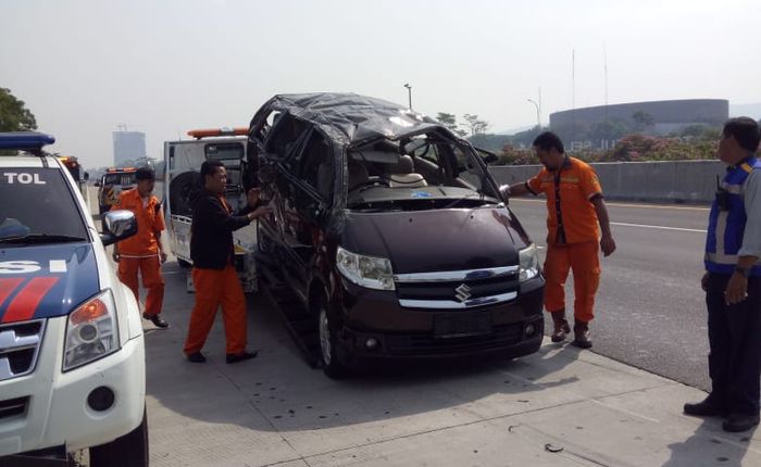 Kecelakaan tunggal melibatkan Suzuki APV di Tol Jagorawi arah Jakarta, Minggu (15/9/2019).