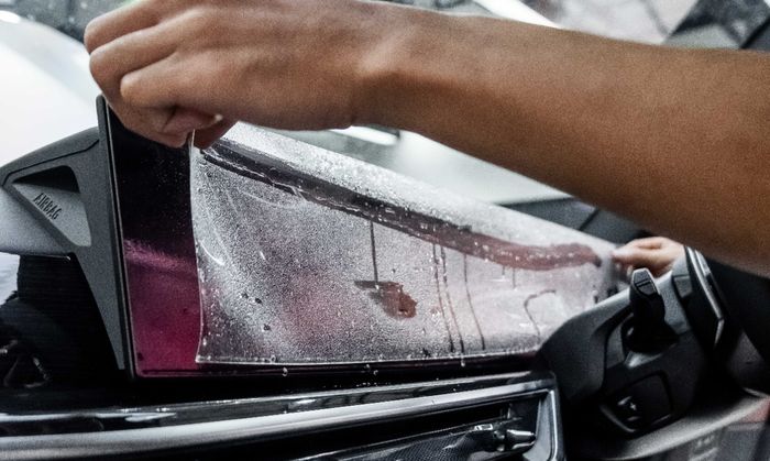 Proses pemasangan Clean N Tidy di area interior