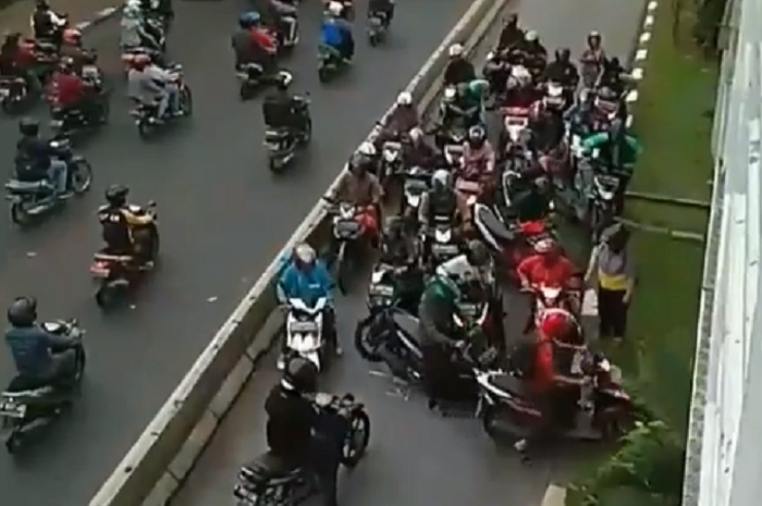 Puluhan pengendara motor yang terobos jalur busway