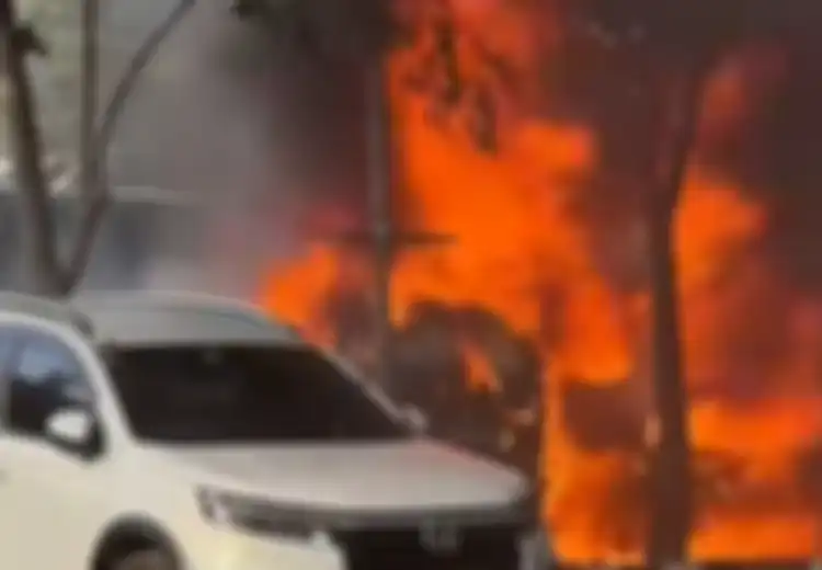 Diduga BMW X5 Terbakar di Parkiran TIS Square Tebet, Damkar Kerahkan 6 Mobil Pemadam