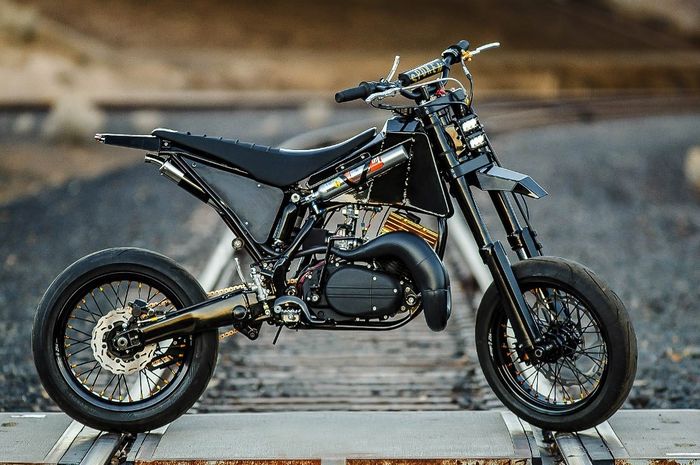 Yamaha RD350 custom supermoto dari Spoken Moto